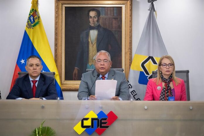 El presidente del Consejo Nacional Electoral (CNE), Elvis Amoroso (c), acompañado de los rectores Carlos Quintero (i) y Rosalba Gil Pacheco