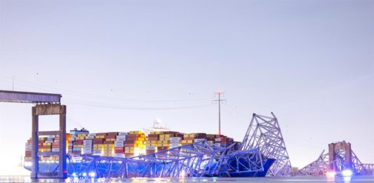 El puente Francis Scott Key se derrumbó después de que un barco contenedor chocó con él en Baltimore