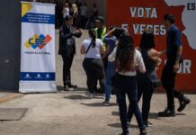 Jóvenes antichavistas denuncian irregularidades en el proceso de inscripción de votantes Más de tres millones de jóvenes fuera del registro electoral, sin detallar de dónde extrajo este dato, ya que no es una cifra oficial.