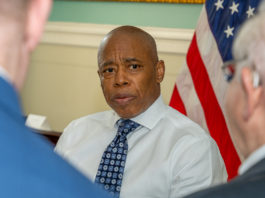 Eric Adams frente al escepticismo de los latinos La gestión del alcalde de Nueva York, Eric Adams, casi desde su inicio, ha estado marcada por controversias y situaciones problemáticas