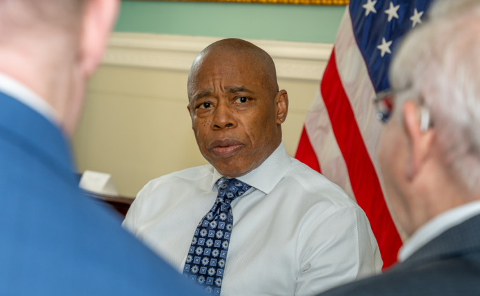 La gestión del alcalde de Nueva York, Eric Adams, casi desde su inicio, ha estado marcada por controversias y situaciones problemáticas