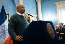 “Nueva York ha liderado la nación en la respuesta a una crisis humanitaria nacional, brindando refugio y atención a aproximadamente 183.000 recién llegados desde la primavera de 2022", dijo el Alcalde Eric Adams. Foto de Caroline Rubinstein-WillisMayoral Photo Office