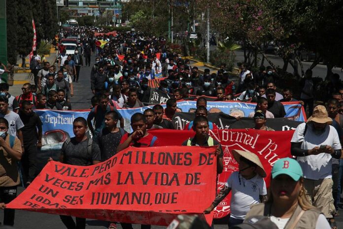 Estudiantes de la escuela rural normal de Ayotzinapa protestan