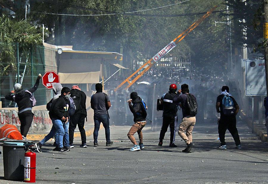 Estudiantes normalistas de Ayitzinapa protestaron frente a las instalaciones de la Fiscalía General del Estado (2)