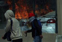 Estudiantes normalistas de Ayitzinapa protestaron frente a las instalaciones de la Fiscalía General del Estado (3)