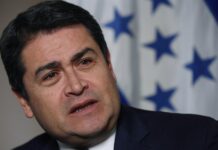 Hernández escuchó estoico la sentencia, sin ningún gesto, pero al levantarse de la silla y salir de la sala, se volteó hacia el público, miró a sus dos cuñadas -su esposa no viajó por haberle negado EEUU el visado- y les dijo: "Soy inocente. Les quiero mucho, díganselo al mundo".