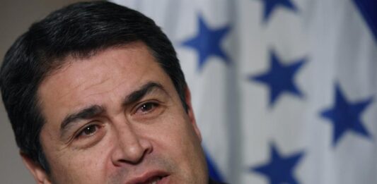 Hernández escuchó estoico la sentencia, sin ningún gesto, pero al levantarse de la silla y salir de la sala, se volteó hacia el público, miró a sus dos cuñadas -su esposa no viajó por haberle negado EEUU el visado- y les dijo: "Soy inocente. Les quiero mucho, díganselo al mundo".