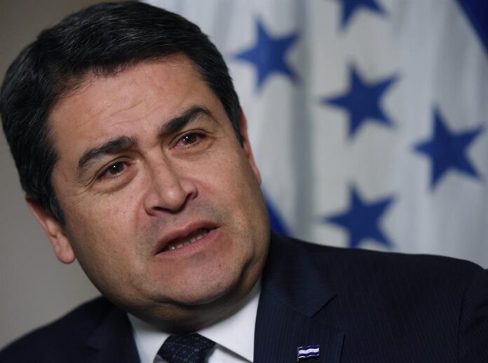 Expresidente de Honduras, Juan Orlando Hernández efe Hernández escuchó estoico la sentencia, sin ningún gesto, pero al levantarse de la silla y salir de la sala, se volteó hacia el público, miró a sus dos cuñadas -su esposa no viajó por haberle negado EEUU el visado- y les dijo: