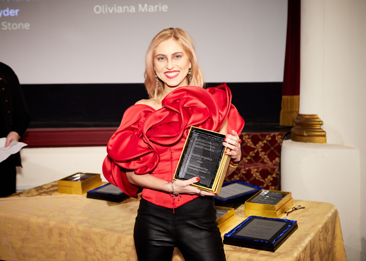 Angelica recientemente gan&oacute; con esta canci&oacute;n el Premio Internacional de M&uacute;sica Marvin Hamlisch en la categor&iacute;a de Pop Contempor&aacute;neo, presentado por el legendario Clive Davis.