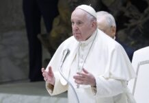 El Vaticano ha confirmado que Francisco presidirá esta ceremonia, la última de las tres grandes ceremonias de Semana Santa, en la que está previsto que bautice también a varios adultos.
