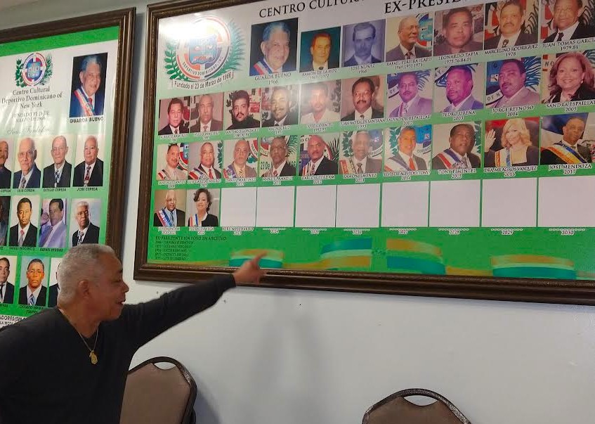 El actual presidente del Centro Cultural Deportivo Dominicano de Nueva York, Don Eufemio Hidalgo, nos muestra la galería de presidentes de la institución y en ella el lugar donde debe ir su fotografía. Reitera que los 58 años de labor se debe al trabajo conjunto de todos.