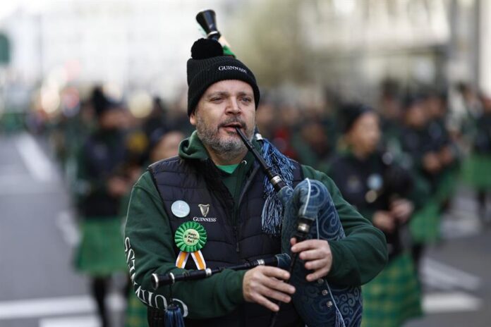 Gaiteros San Patricio efe El desfile, que data de 1762 y reúne a unas 150.000 personas en su comitiva, partió a las 11 de la mañana desde el centro de Manhattan y recorrió la Quinta Avenida, pasando por la Catedral de San Patricio, hasta el barrio del Upper East Side, paralelo a Central Park.
