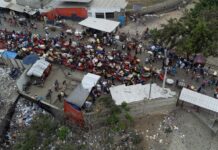 Haitianos esperan este lunes en el paso de Oaunaminthe