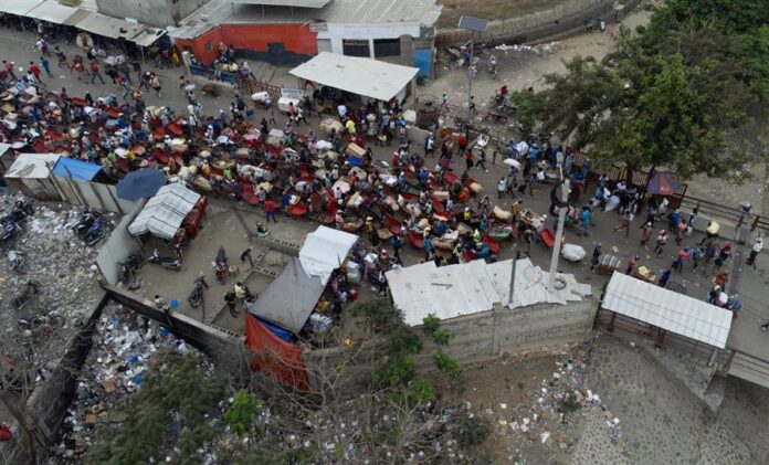Haitianos esperan este lunes en el paso de Oaunaminthe