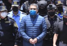 JOH habría podido negarse a declarar, pero ha preferido sentarse en el estrado y exponerse a que lo interrogue no solo la defensa, sino también la Fiscalía, que lo hará en la tarde del martes.
