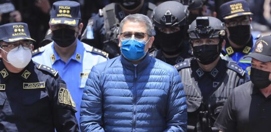 JOH habría podido negarse a declarar, pero ha preferido sentarse en el estrado y exponerse a que lo interrogue no solo la defensa, sino también la Fiscalía, que lo hará en la tarde del martes.