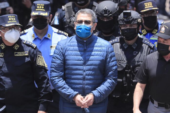 Hernandez-se-declaro-no-culpable JOH habría podido negarse a declarar, pero ha preferido sentarse en el estrado y exponerse a que lo interrogue no solo la defensa, sino también la Fiscalía, que lo hará en la tarde del martes.