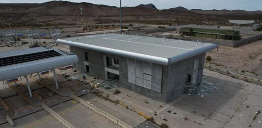 Fotografía aérea que muestra las instalaciones de una aduana abandonada en la cual se construirá una nueva estación migratoria, el 7 de marzo de 2024, en Ciudad Juárez, Chihuahua, México.