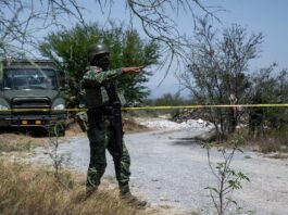 Integrantes del Ejército Mexicano resguardan este jueves la zona donde se localizaron cinco restos humanos