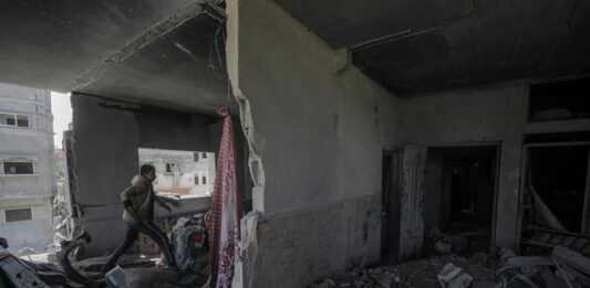 Israel bombardea el patio de un hospital