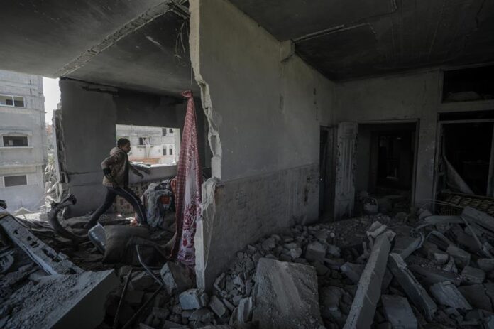 Israel bombardea el patio de un hospital