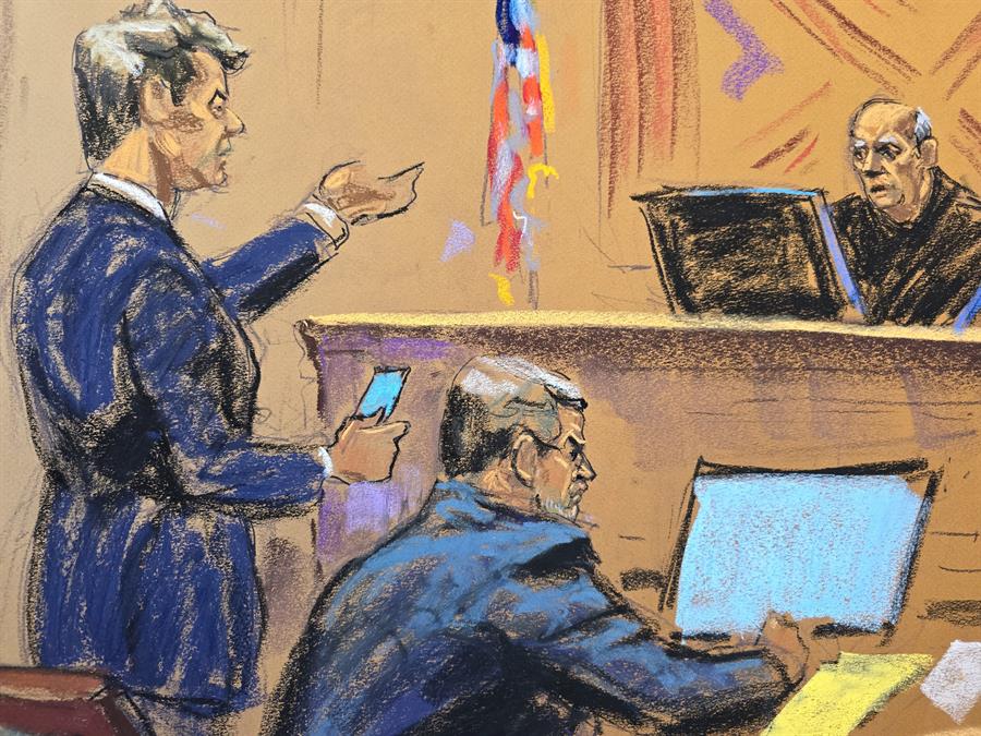Reproducción fotográfica de un dibujo realizado por la artista Jane Rosenberg, donde aparece el abogado defensor del expresidente de Honduras Juan Orlando Hernández, Renato stabile (i), mientras muestra un vídeo al juez federal Kevin Castel (arriba) para denunciar las manifestaciones realizadas afuera, durante el juicio celebrado este viernes en el tribunal federal del Distrito Sur de Manhattan en Nueva York.