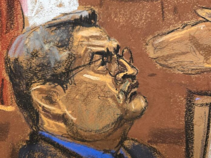 Reproducción fotográfica de un dibujo realizado por la artista Jane Rosenberg donde aparece el expresidente de Honduras Juan Orlando Hernández (2014-2022) mientras escucha los alegatos de la fiscalía.
