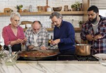 Amazon avanza imágenes del especial de televisión 'Dinner Party Diaries con José Andrés' Jamie Lee Curtis, el chef José Andrés, y los actores Bryan Cranston y O’Shea Jackson Jr, durante una escena de 'Dinner Party Diaries con José Andrés'