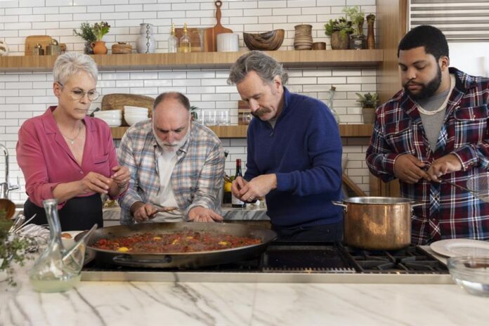Jamie Lee Curtis, el chef José Andrés, y los actores Bryan Cranston y O’Shea Jackson Jr, durante una escena de 'Dinner Party Diaries con José Andrés'