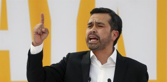 El exdiputado añadió que este modelo de relocalización de la mano de obra tiene que venir acompañado de empleos de calidad que se vinculen con los egresados de universidades.