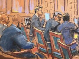 Juan Orlando Hernández (c-delante), custodiado por dos agentes del Servicio de Marshals de Estados Unidos