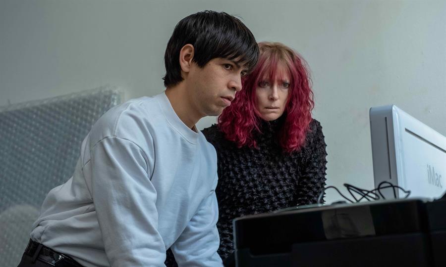 Julio Torres como Alejandro y Tilda Swinton como Elizabeth, durante una escena de la película 'El Problemista'