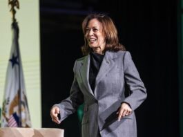 Kamala Harris visita Parkland y anuncia dos propuestas para frenar la violencia con armas