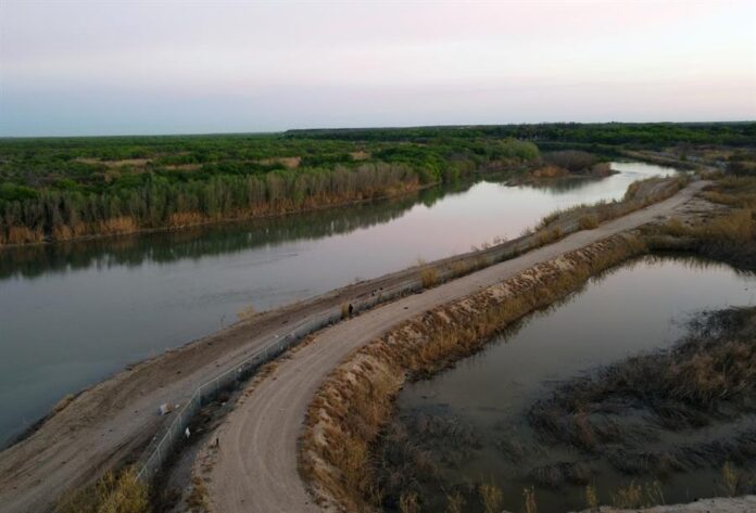 La 'Operación Lone Star' ha costado 10.000 millones de dólares, interrumpido la vida de los pueblos de la región (2)