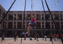 La artista Isa Noriega se presenta durante el inicio del Circo Fest 2024 este sábado en San Juan, Puerto Rico.