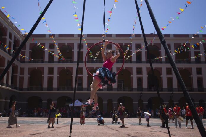 La artista Isa Noriega se presenta durante el inicio del Circo Fest 2024 este sábado en San Juan (Puerto Rico). La artista Isa Noriega se presenta durante el inicio del Circo Fest 2024 este sábado en San Juan, Puerto Rico.