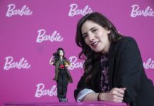 La directora mexicana Lila Áviles posa junto a una muñeca Barbie con su imagen