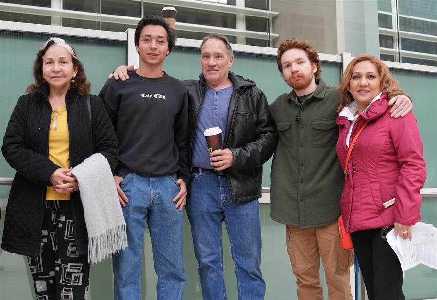 La inmigrante mexicana Emma S&aacute;nchez (d) posa junto a su madre, Graciela Guti&eacute;rrez (i), su esposo Michael Paulsen (c) y sus hijos Brannon Liam (2-i) y Michael Alexander