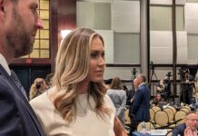 Presidenta del Partido Republicano renuncia y sube a la cúpula a la nuera de Trump La nuera del expresidente Donald Trump (2017-2021), Lara Trump, y su esposo de Eric Trump