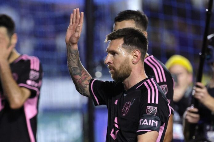 Lionel Messi (2) Lionel Messi