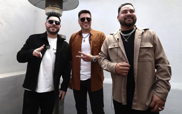Los integrantes de la Banda MS, Alan Ramírez (d), Oswaldo Silvas (c) y David Castro