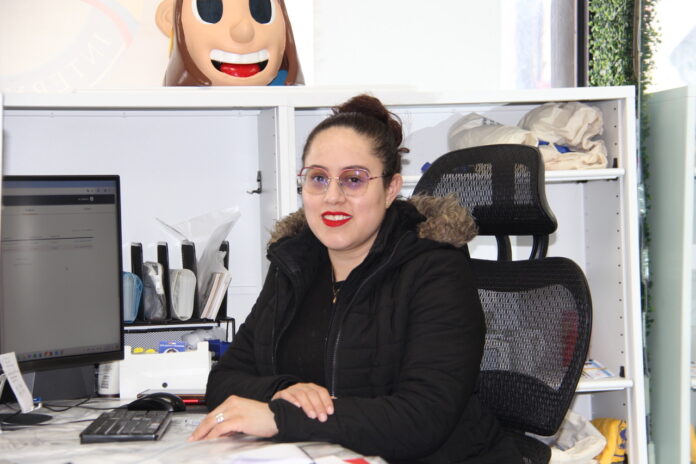 MAGALY BUSTAMANTE Magaly Bustamante, mantiene contacto directo con la comunidad de Bushwick y Ridgewood gracias a su labor en la organización Alianza Ecuatoriana y su oficina en el 343 de Linden St. a una cuadra de la estación principal de trenes y de la Iglesia Santa Brigida.