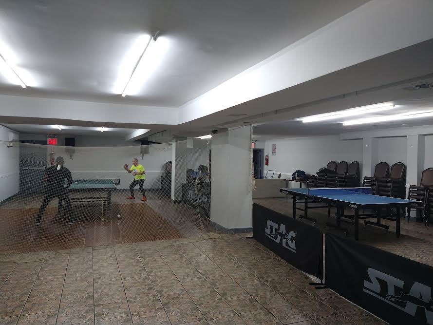 En el CCDD se puede jugar dominó, billar, ping pong y compartir diferentes actividades deportivas, sociales y recreativas. Aquí se aprecian dos estaciones de ping pong en uno de los salones de la sede en la Ave. Amsterdam.
