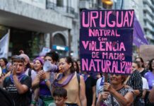Mujeres participan durante la marcha por el Día Internacional de la Mujer este viernes en la avenida 18 de Julio de Montevideo, Uruguay.