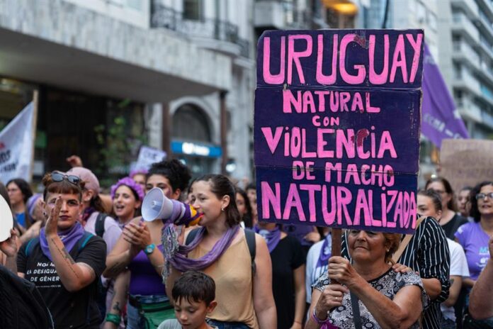 Marcha Uruguay dia de la mujer efe Mujeres participan durante la marcha por el Día Internacional de la Mujer este viernes en la avenida 18 de Julio de Montevideo, Uruguay.