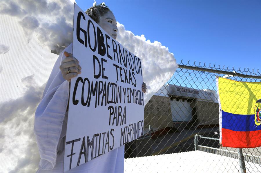 Menores indocumentados caracterizados como ángeles, se manifiestan afuera de una estación migratoria del Instituto Nacional de Migración (1)