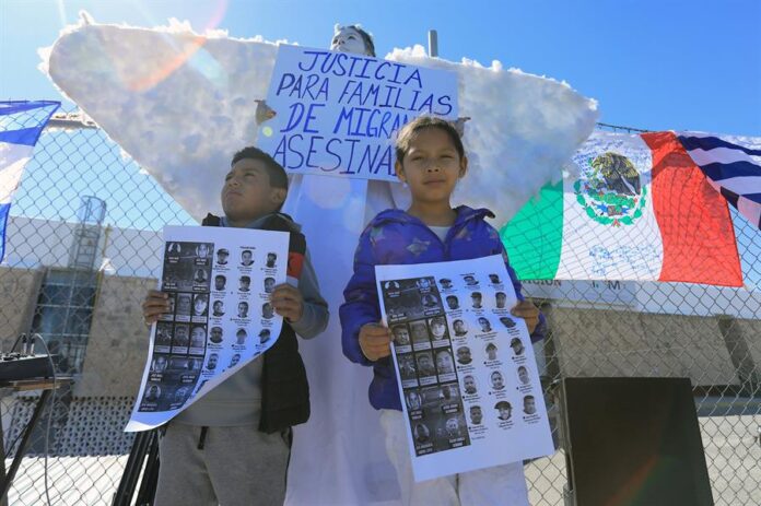 Menores indocumentados caracterizados como ángeles, se manifiestan afuera de una estación migratoria del Instituto Nacional de Migración (2)