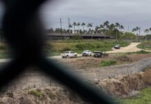 Miembros de la Guardia Nacional de los Estados Unidos vigilan la frontera con México,