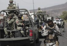 Miembros del Ejercito Mexicano y de la Guardia Nacional patrullan las principales avenidas