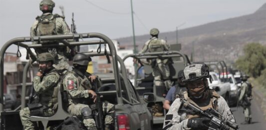 Miembros del Ejercito Mexicano y de la Guardia Nacional patrullan las principales avenidas